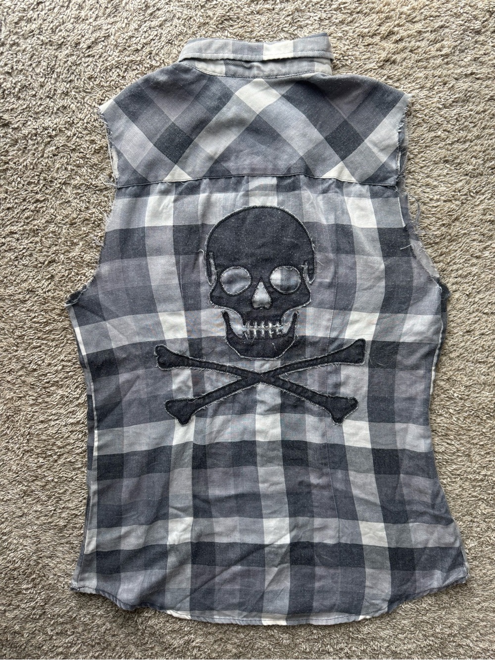 Hot Topic Women’s Medium Gray Plaid Sleeveless Skull Button-Up Shirt